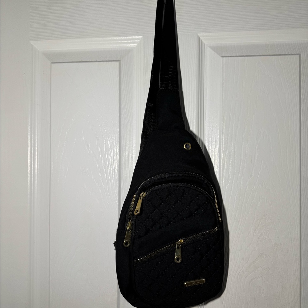 Source Unknown Black Quilted Crossbody Sling Bag with Gold Hardware - Picture 2 of 3